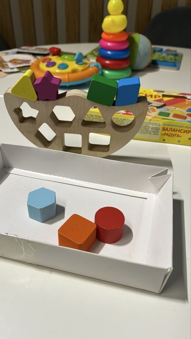 Продам игрушки: сортеры, книги, карточки