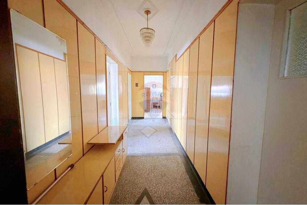 Продава се Многостаен апартамент в Шумен, Военно училище - 143 кв.м за 1248 €/кв.м - Снимка #16