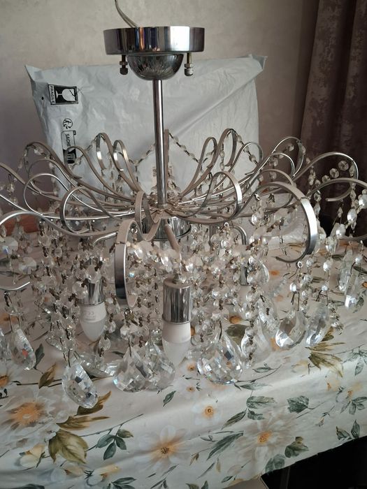 Продам хрустальную люстру.