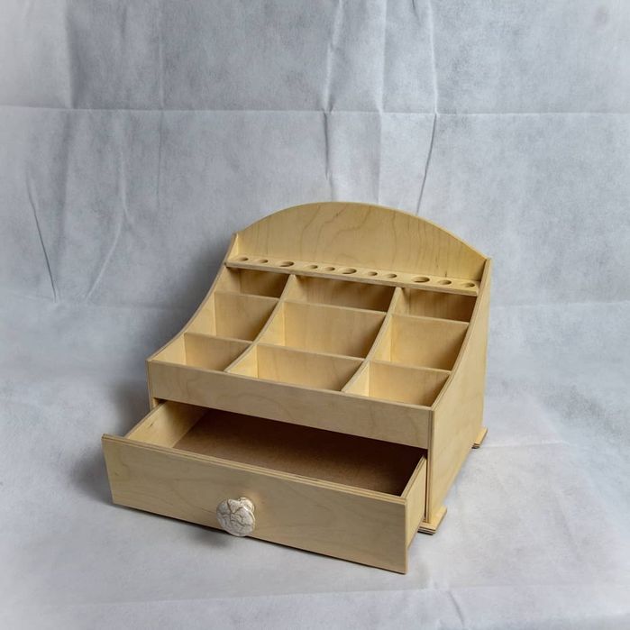 Маленький комод для мелочей.