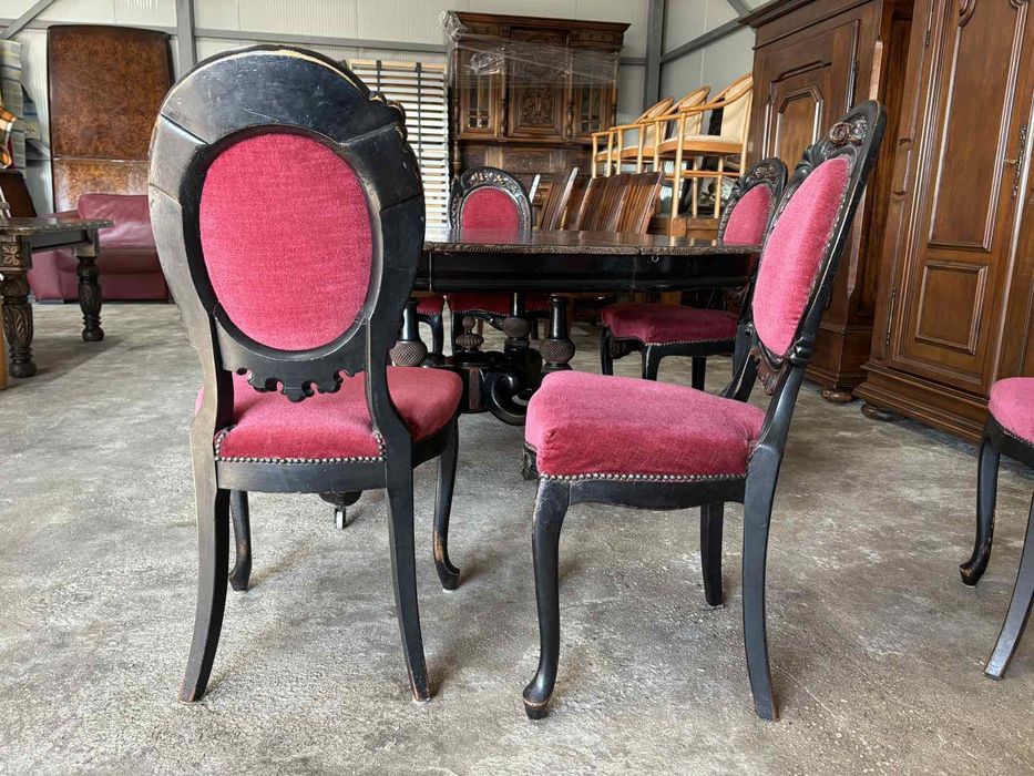 Антикварна дъбова, разтегателна трапезна маса с шест стола