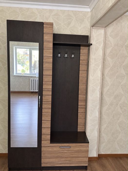 Шкаф в прихожую продам