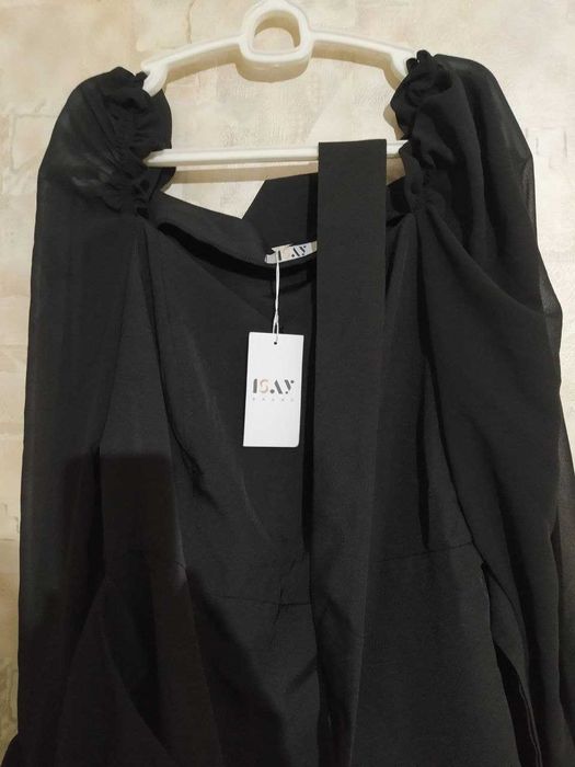 Продам женское вечернее платье с разрезом.