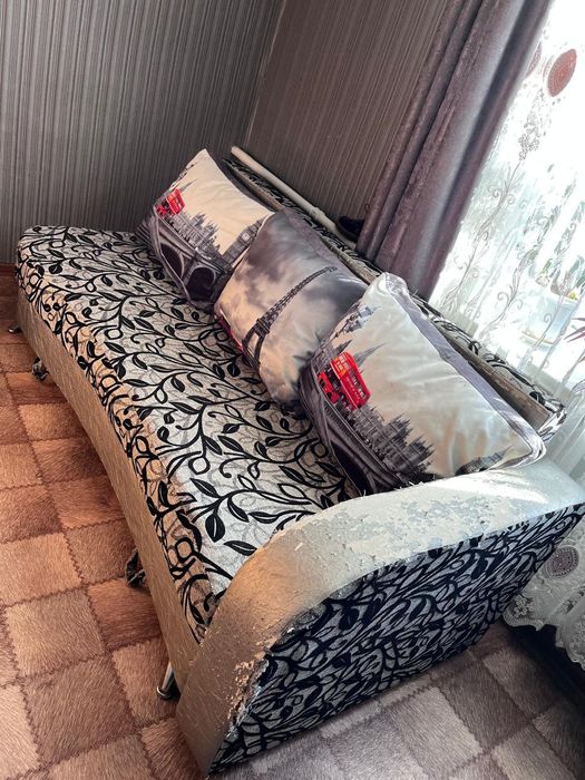 Тахта в среднем состоянии.