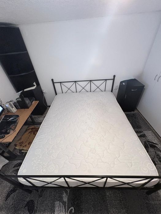 Pat cu ramă metalică si saltea