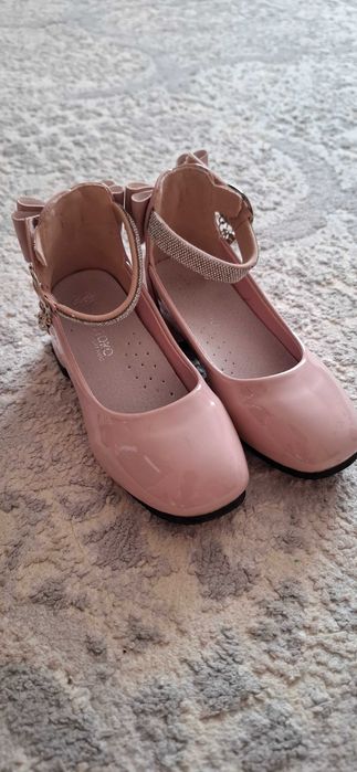 Туфли для девочки 28-го размера