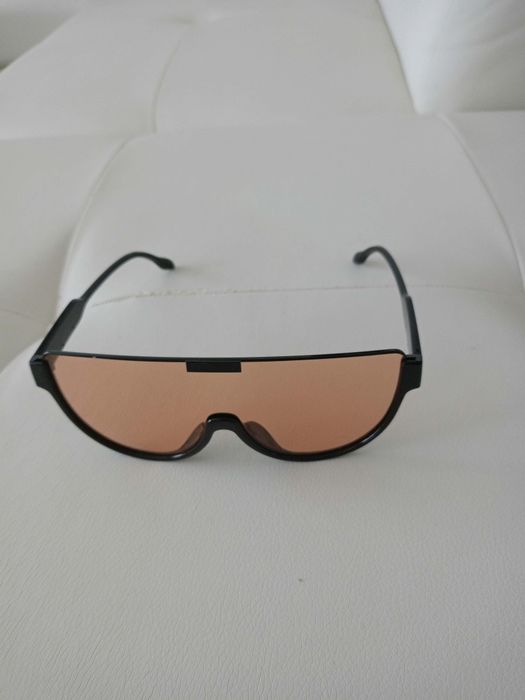 Vând ochelari de soare fashion produs de calitate superioara.