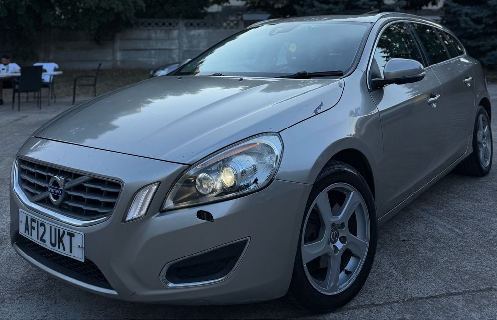 VOLVO V60 - 2012 - 1.6 Diesel - Euro 5 - 115 Cai Putere - Cutie viteze manuala - 6+1 - Trepte - Trapa - Interior Piele - Full Electric