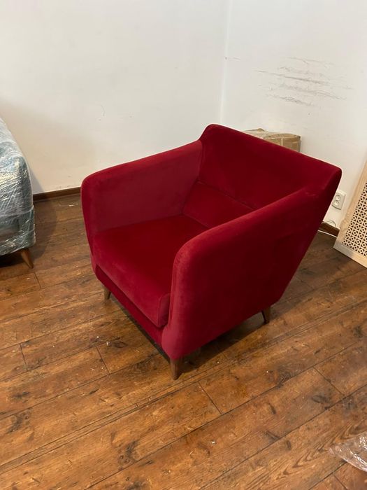 Кресло красное, новое