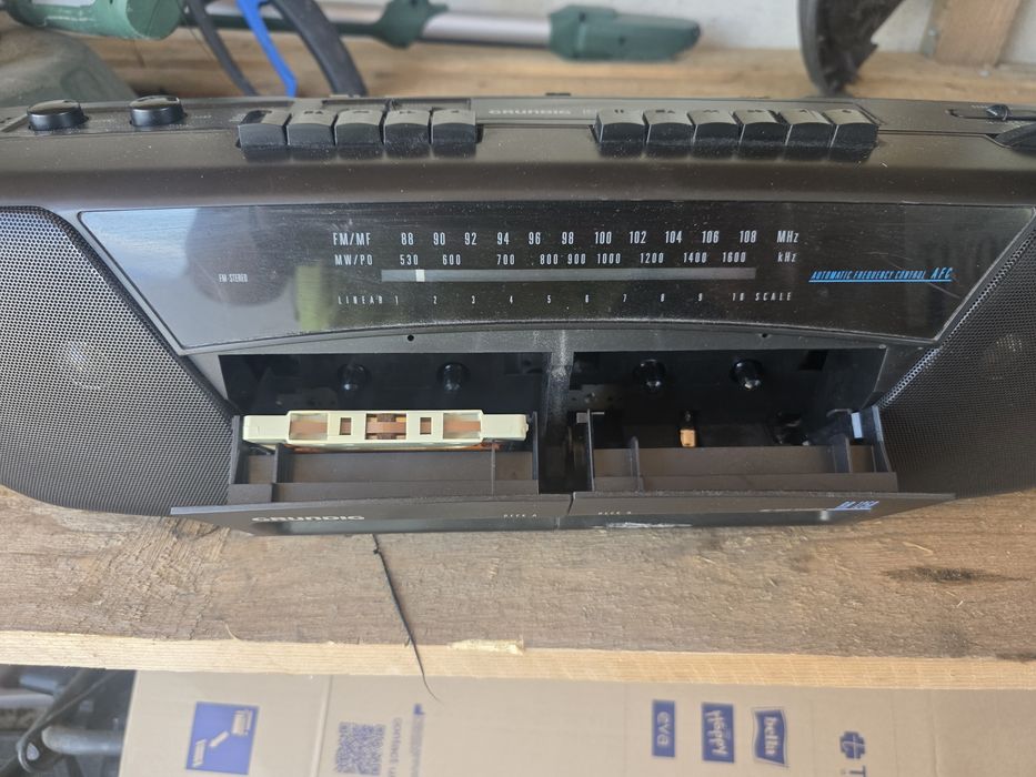 Vand 2 radiocasetofoane Grundig si Aiwa