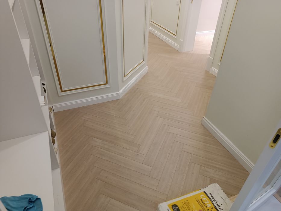 Укладка ламината установка плинтуса заливка наливного пола ресторация