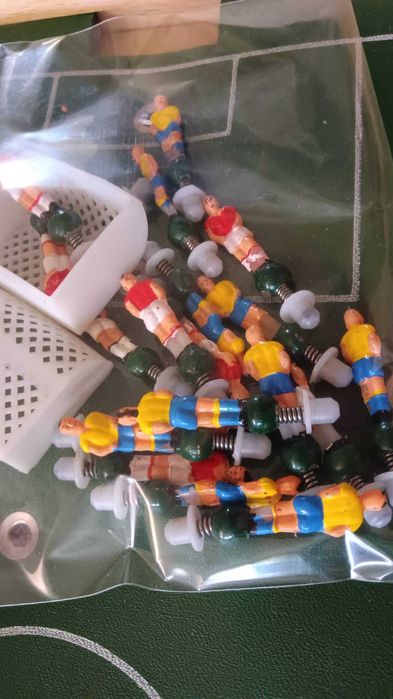 Продавам настолна футболна игра с вратички и играчи