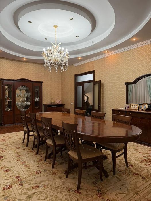 Стол в гостиную . Производство Италия