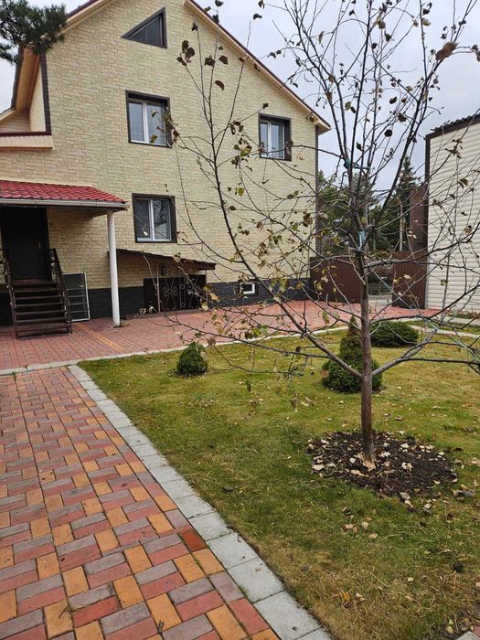 Продам  кирпичный коттедж