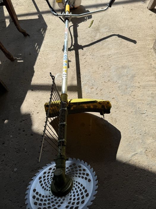 Vand motocoasa pe benzia