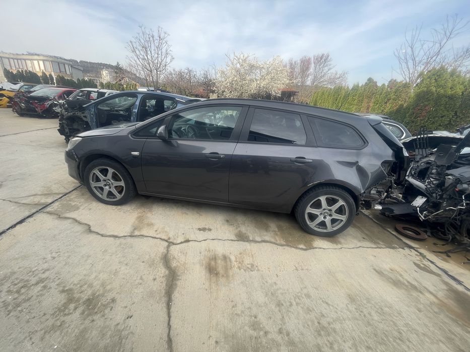 Опел Астра J на части