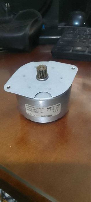 Шаговый двигатель