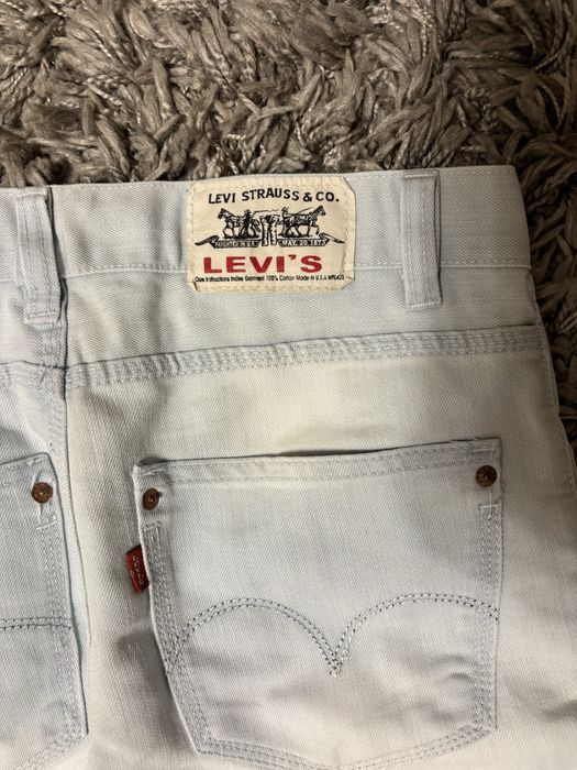 Blugi Levis.