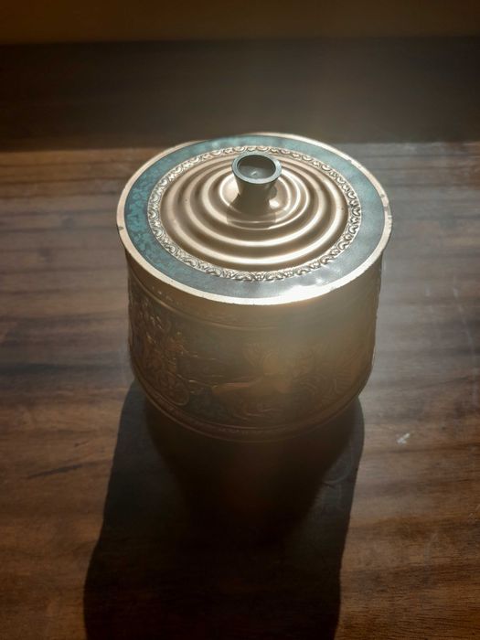 Декоративна кутия на крачета