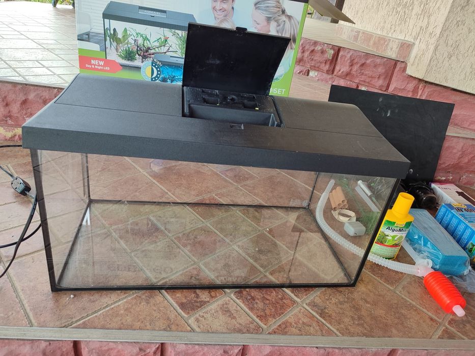 Vand acvariu de 60 L pentru pesti , țestoase etc ca NOU full accesorizat