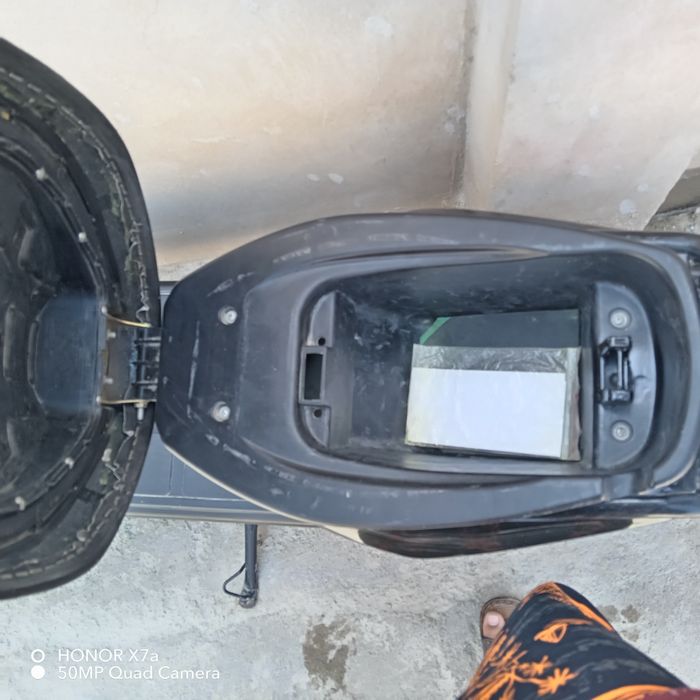 Skuter va velosiped sotiladi