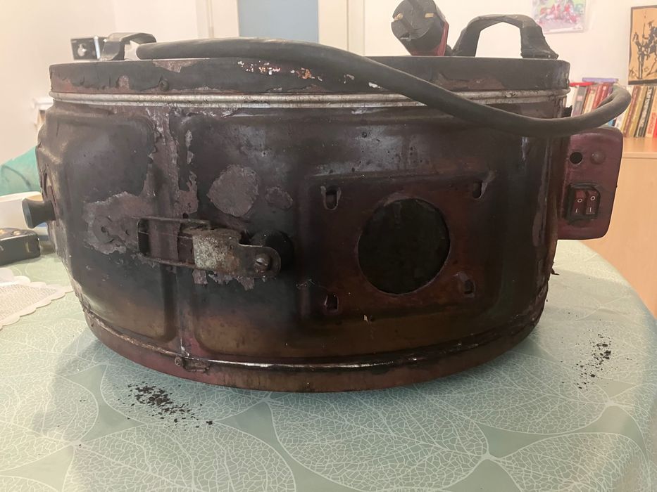 Фурна,преносима.Кръгла форма,с тава42см