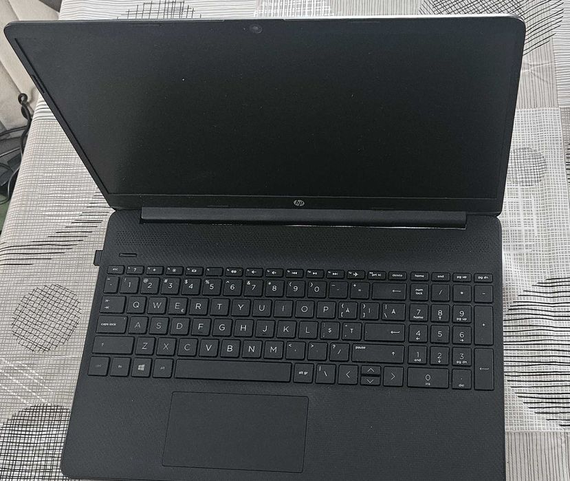 Продавам много запазен лаптоп HP, работи отлично, с оригинално зарядно.