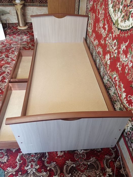 Продам кровать без матраса