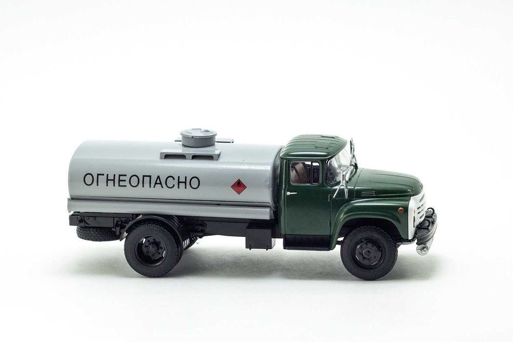 Коллекция грузовиков ЗИЛ-130 и 131 от SSM и АвтоИстория в 43 масштабе.