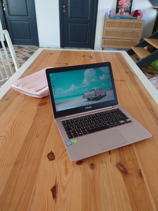 Asus Roz cu geanta roz • Taste luminate • procesor i5-7th gen• Nvidia• difuzoare harman / Kardon
