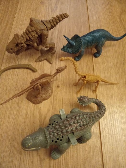 Dinozauri și dragoni reviste, abțibilduri, figurine