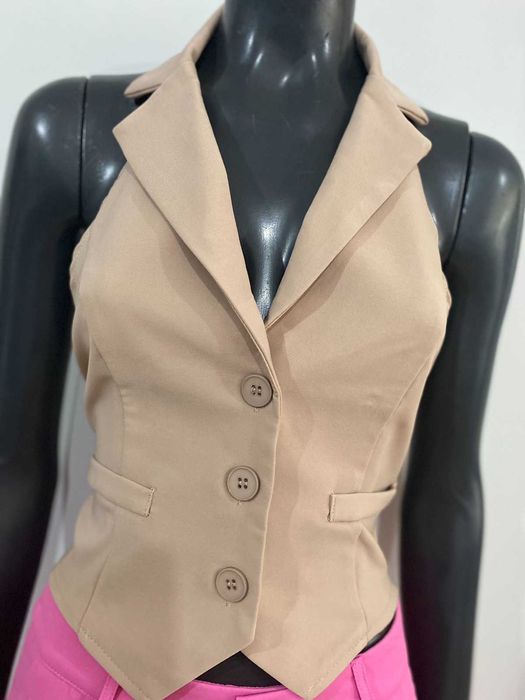 Небрежен асиметричен потник бежов с гол гръб