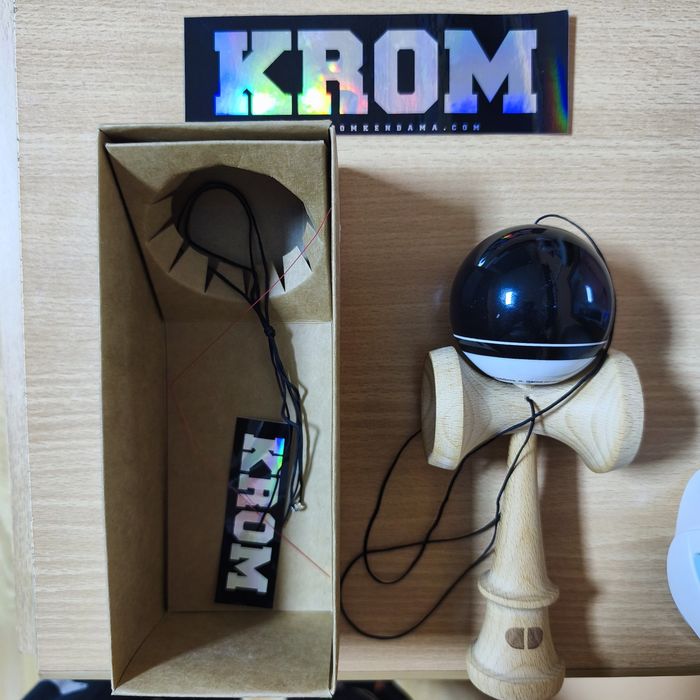 Kendama KROM Black Pop LOL – SkillAddicts Edition

KROM Black Pop LOL