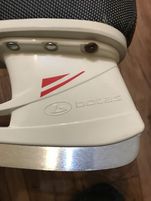 Коньки чешской фирмы BOTAS для игры в хоккей  состояние новых заточены