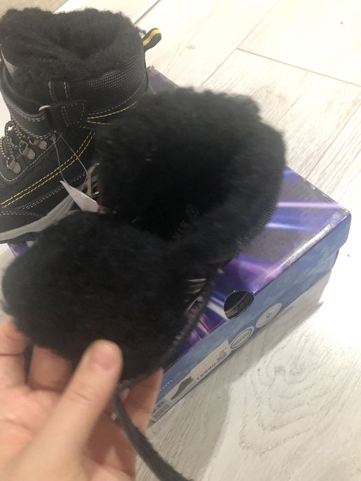 Продам детские сапоги новые
