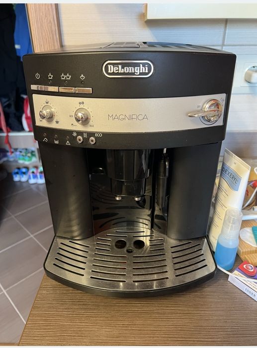 Expresor de cafea DeLonghi Magnifica