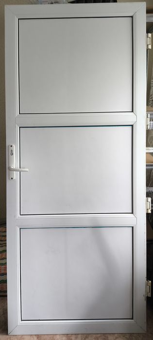 Пластиковая дверь с петлями
