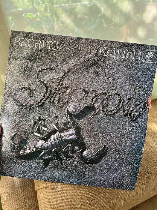 Плочи | едната е с автограф