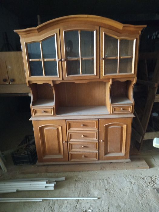 Mobila sufragerie este în stare buna ușile se închid perfect