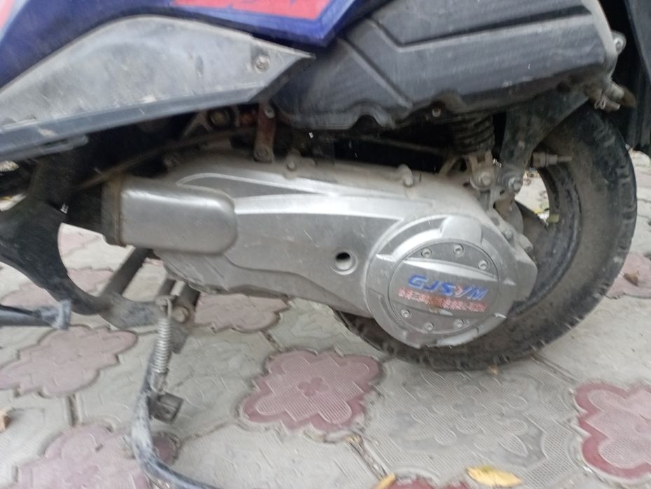 Скутер мопед на ходу