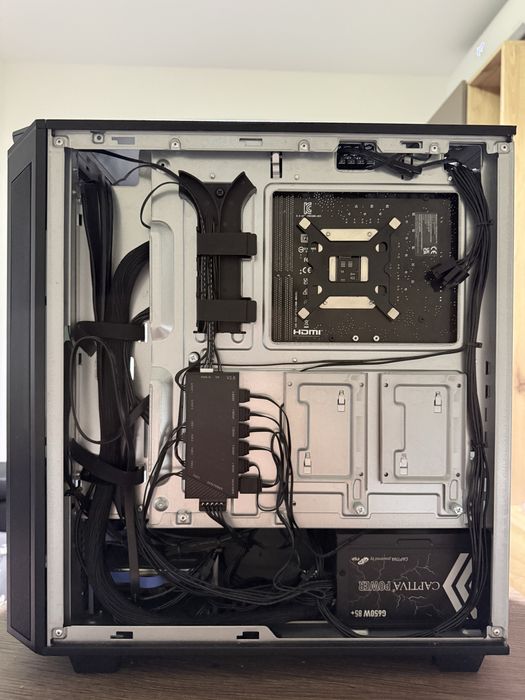 Carcasa pc foarte solida si impecabila