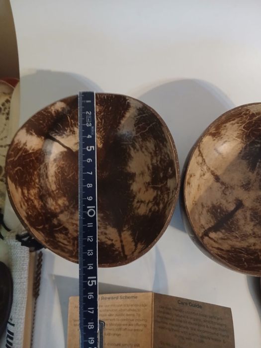 Set de două boluri,din nuci de cocos,nou.