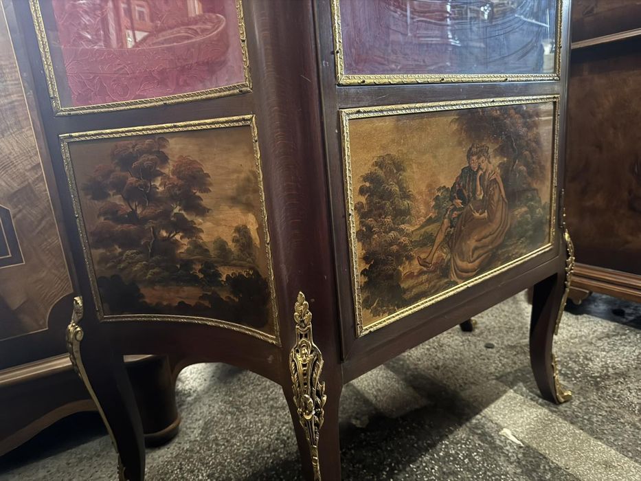 Изящна антикварна витрина