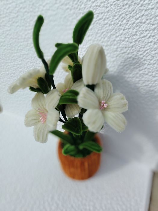 Ръчно изработени пухкави цветя