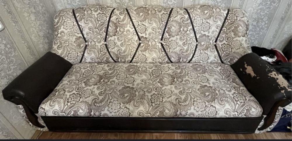 Продам диван  срочно
