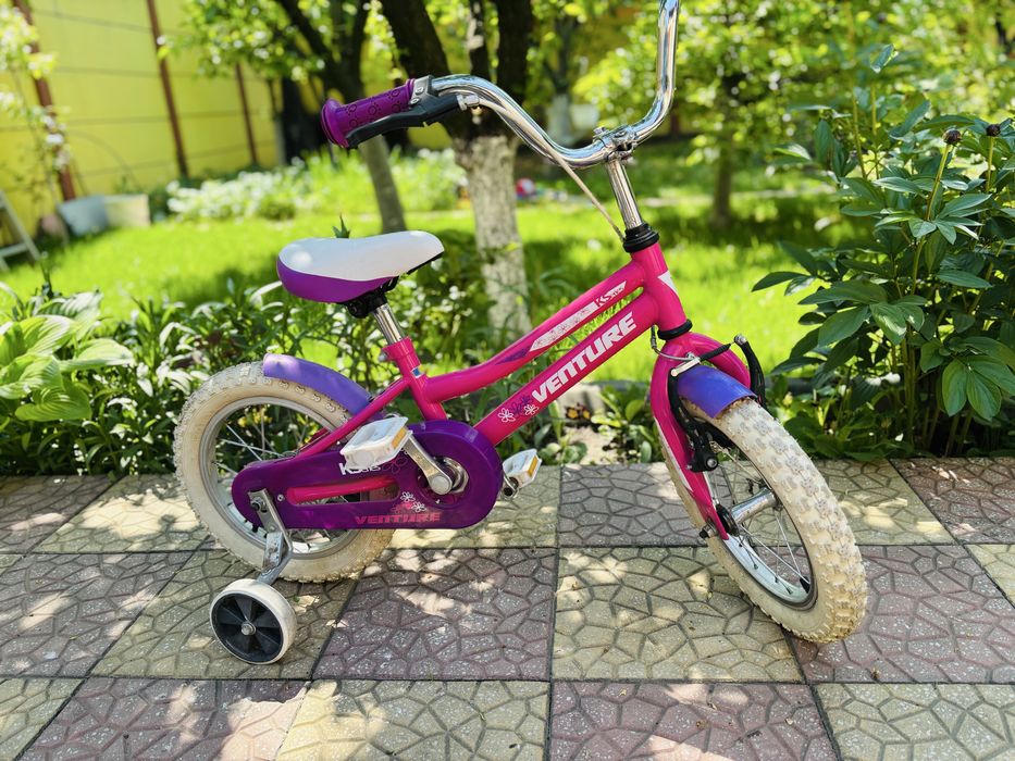 Bicicleta venture roz de fetite cochete