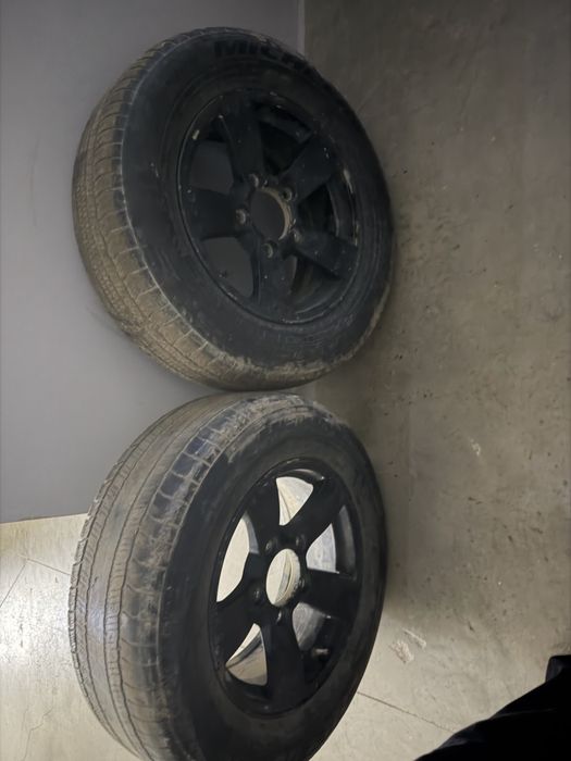 Продам диски с шинами 215/70 r16