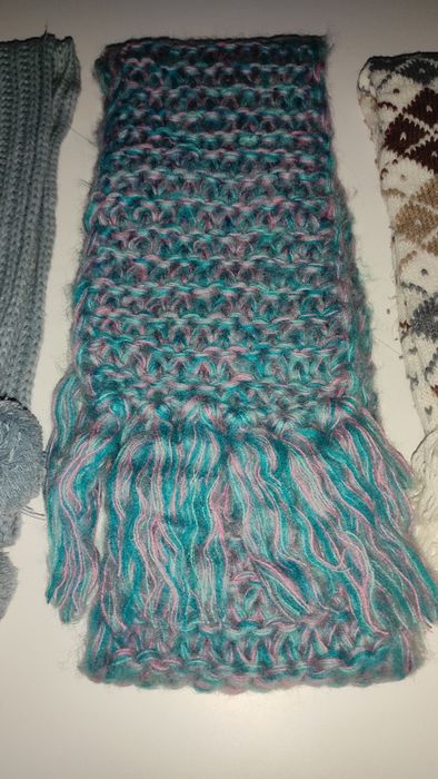 Дамски шалове и шапки