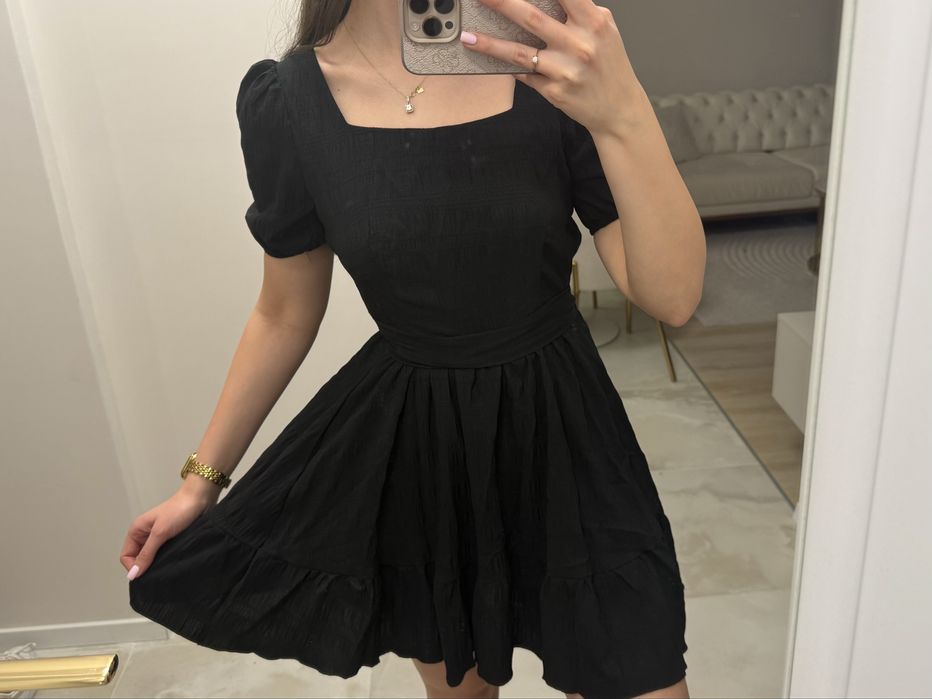 Черна къса рокля с гол гръб