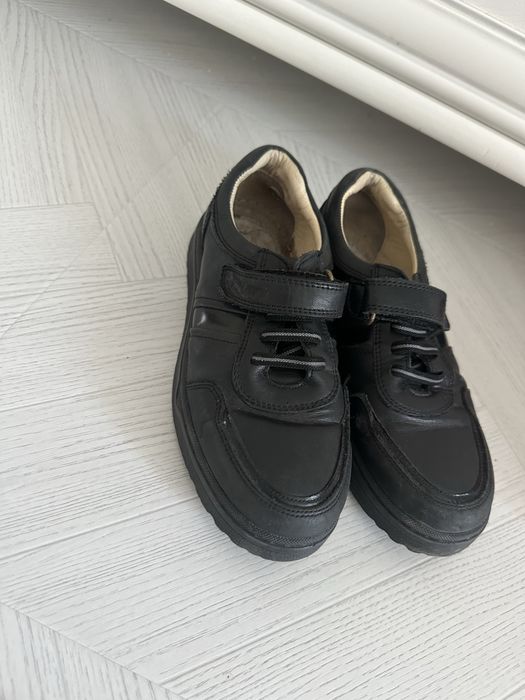 Продам школьную обувь